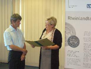 Peter Kayser erhält von Jutta Eckenbach die Urkunde RheinlandtalerLVR2013-09-05FotoSchruck P1050863