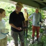 Sauerstofftest an der Mündung des Kesselbachs - Foto: G. Nesselhauf