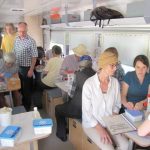 Bestimmung und Auswertung im Umweltbus - Foto: D. Schruck